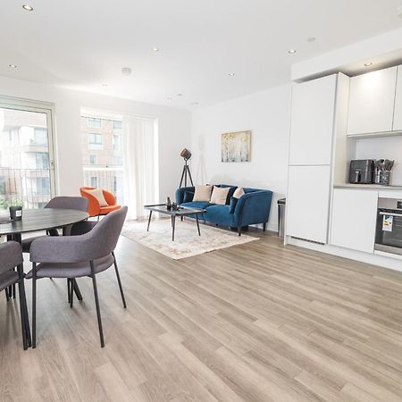 City Escape - Royal Wharf Londen Buitenkant foto