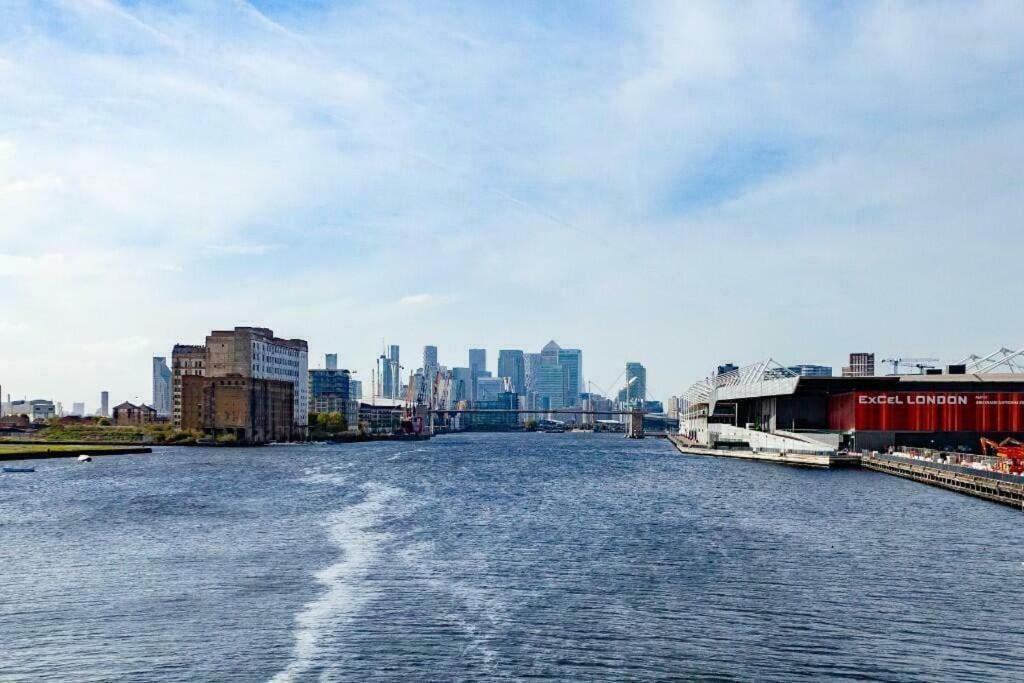 City Escape - Royal Wharf Londen Buitenkant foto