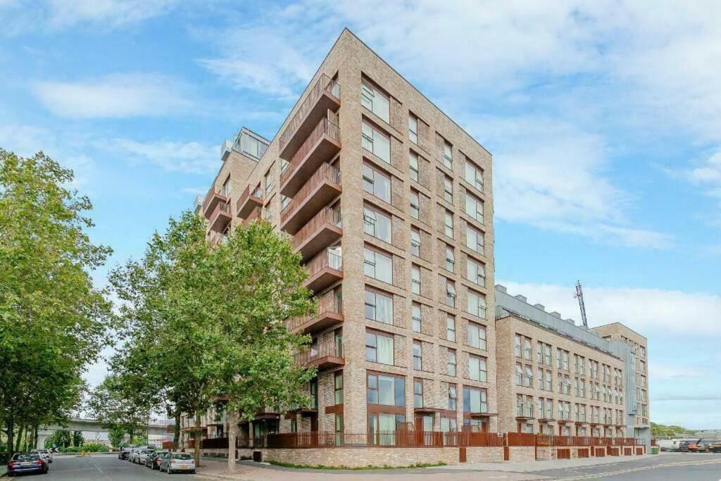 City Escape - Royal Wharf Londen Buitenkant foto