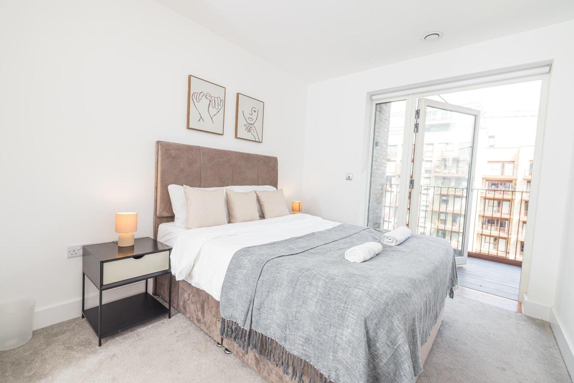 City Escape - Royal Wharf Londen Buitenkant foto